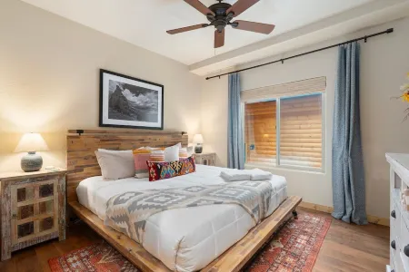 Sedona Hideaway Luxury 4BR w/ Hot Tub & Canyon Views Отели рядом с достопримечательностью «Парк штата Слайд Рок»