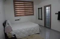 Spacious 9-bedroom apartment in delightful Spintex Road with AC, WiFi Hotels in Sakumono