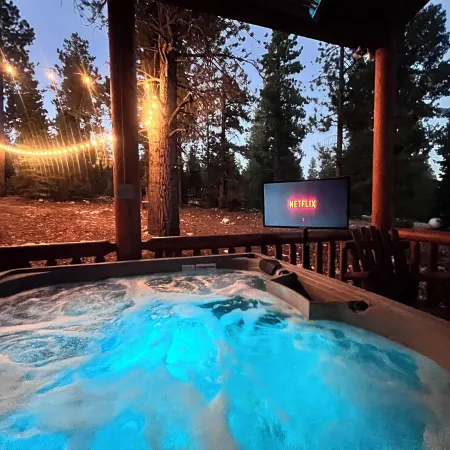 Three level cabin with Hot Tub