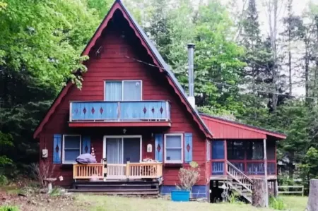 Cozy cabin nestled in the White Mountains Отели рядом с достопримечательностью «North Haverhill Agway»