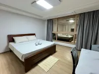 Charming Spacious Apartment in Clark Freeport Zone with Kitchenette & Balcony