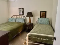 Serengeti a hardy 3 bedroom house, doggie door, TV in BDRMS