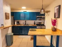 The Cozy Gator-Walk to Shands, UF & Gators 2BR