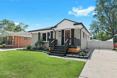 Private Heated Pool, Firepit, Walk to Parks + Eats