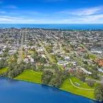 Cottage by the Lake, 1 bedroom full size house, full kitchen, 2 living areas. Hotels in Long Jetty