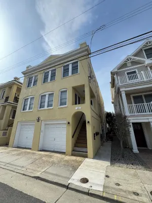 Cozy 2-bedroom condo in Ventnor - one block to the beach! Hotel di Ventnor City