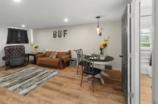 Beautiful Studio Apartment Centrally Located Downtown BFLO