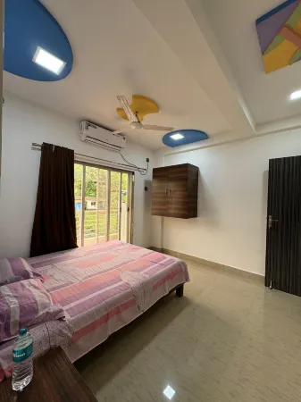 Nadkar Holiday Inn Отели рядом с достопримечательностью «Shrivardhan beach/समुद्र किनारा»