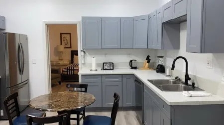 MONTHLY STAYS-Spacious 8-bedroom house in delightful Whiteville-Abundant Parking Отели в г. Хардимэн