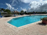 Generator, Golf cart avail., 2 BR beach villa in Treasure, WiFi, washer & dryer - piscina