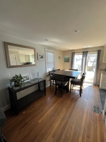 Townhouse Close to Downtown Newport & Beaches