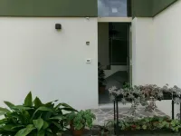 Elegant apartment, villa surrounded by greenery a stone's throw from the lake and the village 加爾達住宿飯店