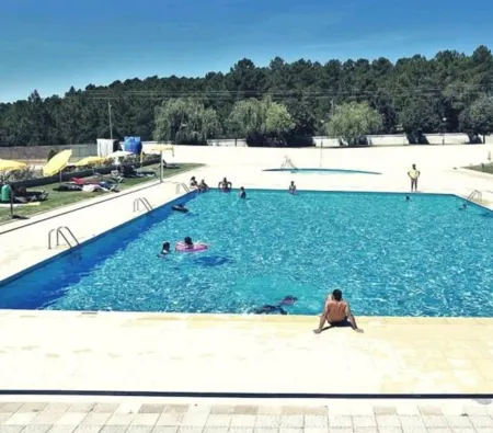 "maison Dome Écologique" en Plein Millieu de la Campagne Отели в г. Пенамакор