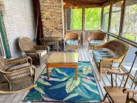 ~Mica Inn~ Downtown Spacious Retreat Above a Vintage/Coffee Shop...dog friendly! Hotels in Kenosha