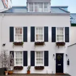 A Luxury Townhouse with Gated Parking in Central St Helier. Moments from the Sea Hotele w: 