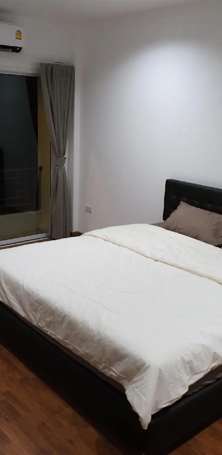ห้องเตียงคิงไซส์พร้อมห้องน้ำที่ใช้ร่วมกัน