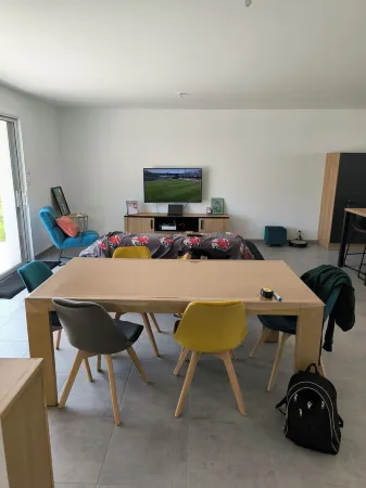 Cosy room with kitchen - Free parking - Near VNB Festival - Jacuzzi.