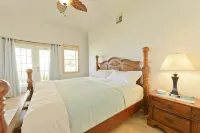 Luxury Waterfront Villa + FULL RESORT ACCESS! No sargassum! Hotels in Maya Beach