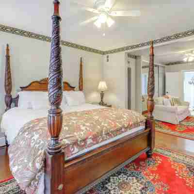 1 Mi to Dtwn: Townhome w/ Patio in Baltimore! Rooms