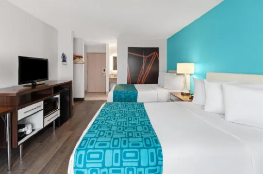 Howard Johnson by Wyndham Romulus Detroit Metro Airport