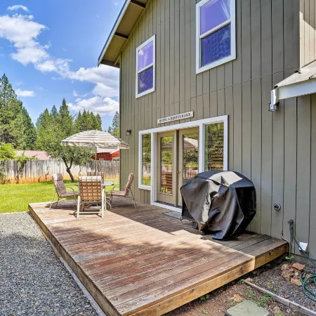 Cabin w/ Backyard Space - 1/2 Mi to Trinity Lake!