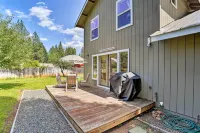 Cabin w/ Backyard Space - 1/2 Mi to Trinity Lake! - 3-Star