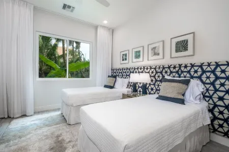 7 Mile Beach Penthouse with Pool View and Rooftop