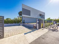 Villa with Pool, Game Room, Garden - Hot Tub
