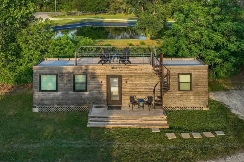 The Honeycomb-Tiny Container Home 12 Min. to Magnolia/Baylor Hotels in China Spring