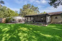 Lovely Lutz Living Hotels in Cheval