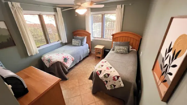 Fox Crossing - Mountain Views, Game Room & Pet-Friendly Cabin