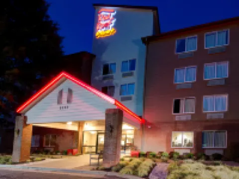 レッド ルーフ  イン プラス + ローリー ダウンタウン - NイSU /コンンション センター ローリーのホテル