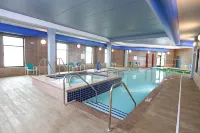 ホリデイ イン & スイーツ スーフォールズ - エアポート by IHG - プール