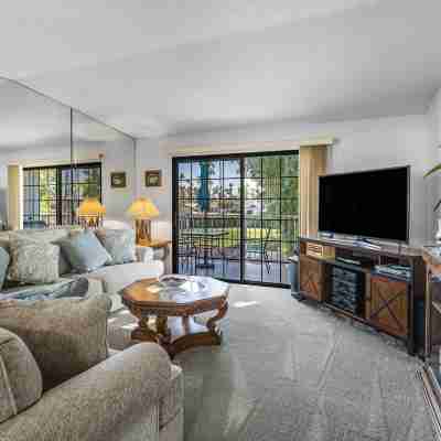 Stylish Condo with Panoramic View & Community Pool Rooms