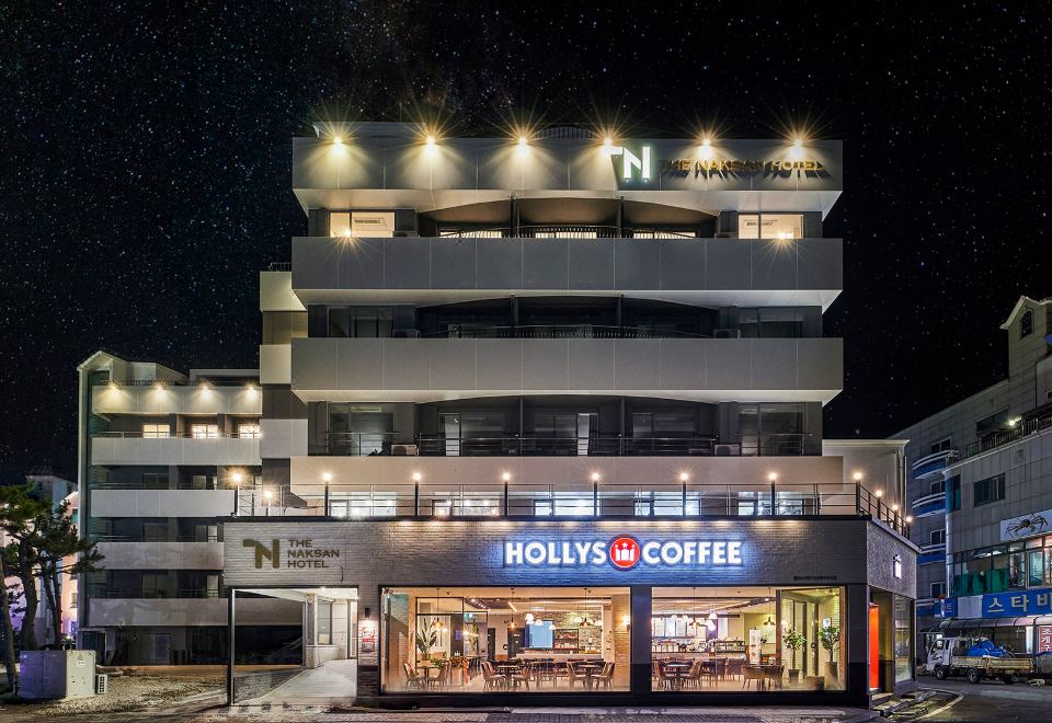 더낙산호텔의 넓은 객실 내부 사진입니다.