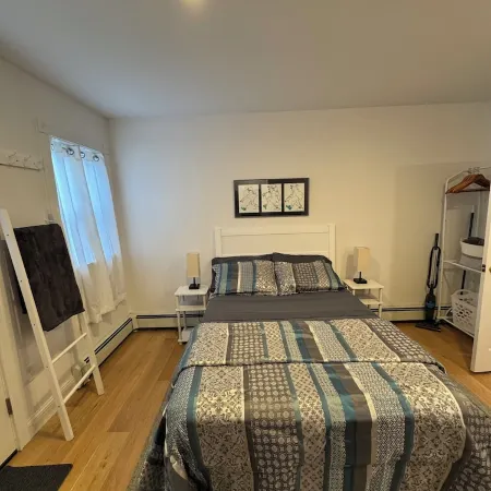 Beautiful Private Studio Apartment! Отели рядом с достопримечательностью «Аквапарк Сплиш-Сплэш»