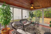 Walk Everywhere! Dtwn Washmo Home Near Wineries - 3-Star