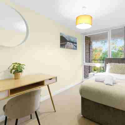 Modern 2 Bedroom Apt in Broadlands Court Rooms