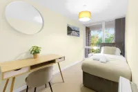 Modern 2 Bedroom Apt in Broadlands Court