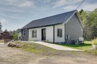 'the Townhall' Northwoods Retreat w/ Large Patio! - 2-Sterne