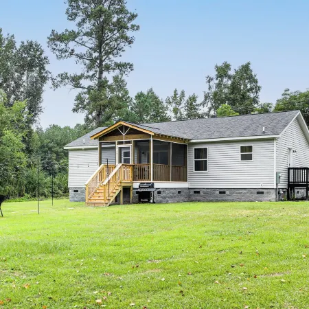 Screened Porch: Family-Friendly St Stephen Retreat Hotels in Berkeley County