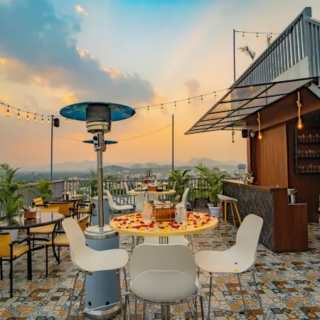 MAYA'S MANOR - A Luxury Lake View Boutique Hotel