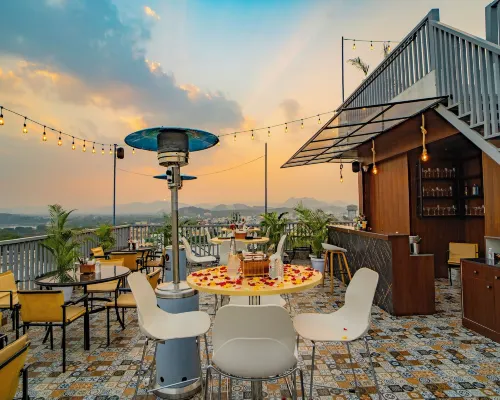 Maya's Manor, a Lake View Hotel Các khách sạn gần Làng thủ công Shilpgram