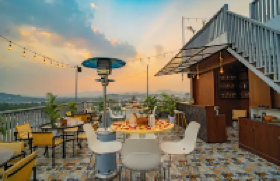 MAYA'S MANOR - A Luxury Lake View Boutique Hotel