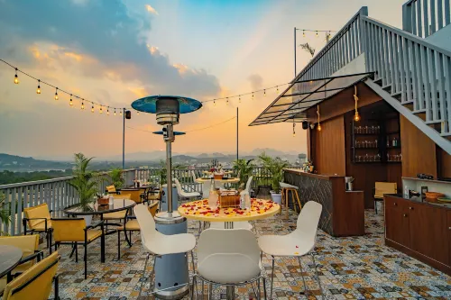 MAYA'S MANOR - A Luxury Lake View Boutique Hotel
