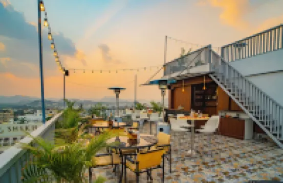 MAYA'S MANOR - A Luxury Lake View Boutique Hotel