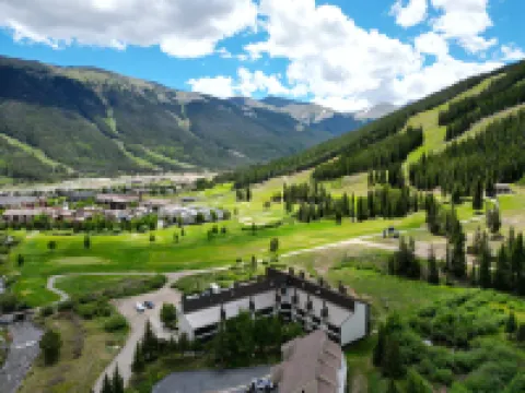 ห้องโรงแรมที่สมบูรณ์แบบ พร้อมสระว่ายน้ำที่ทำความร้อน และทางเดินออกไปสกี - CV210A โดย Redawning