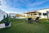Pool, Putting Green & Games: Chandler Home! - مطابخ