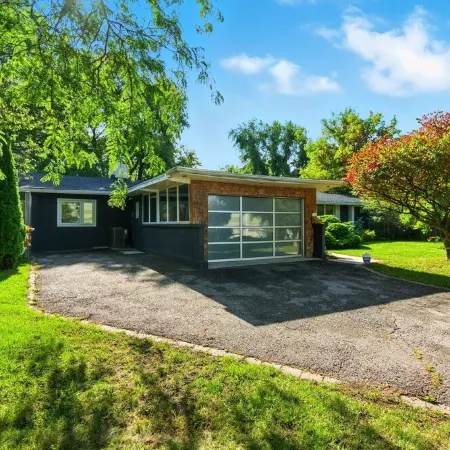 6 Bedroom Ranch Bungalow in Port Credit. Отели рядом с достопримечательностью «Шеридан»