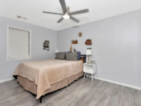 Private Lake Resort house w swimming, fishing, beach access, sand dune ATV Park 哈維縣酒店